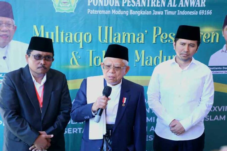 Wapres Resmikan STEBIA Al Anwar, Emil Dardak: Langkah Positif Penguatan Ekonomi Syariah Wakil Presiden Ma'ruf Amin didampingi Wagub Emil Dardak dan Pengasuh Pondok Pesantren Al-Anwar Bangkalan, KH Muchlis Muksin.