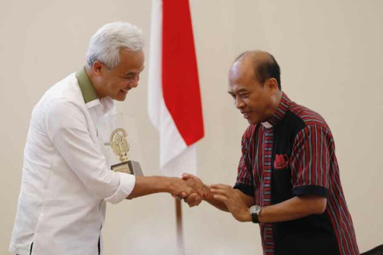 Ganjar Terima Kenangan Replika Tongkat Uskup Agung, Sarat Makna Kepemimpinan