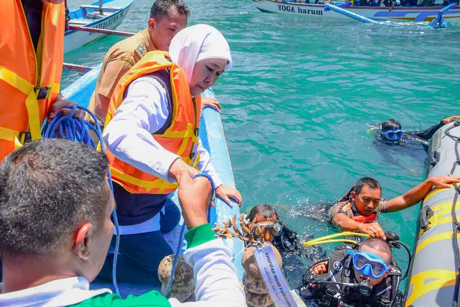 Gubernur Jawa Timur Khofifah Indar Parawansa saat mengikuti proses penyiapan terumbu karang untuk ditanam di dasar laut di Pantai Mutiara, Trenggalek, Jawa Timur