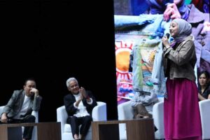 Ganjar Pranowo Pesan Jaket Lukis Karya Seniman Muda Chiki Fawzi