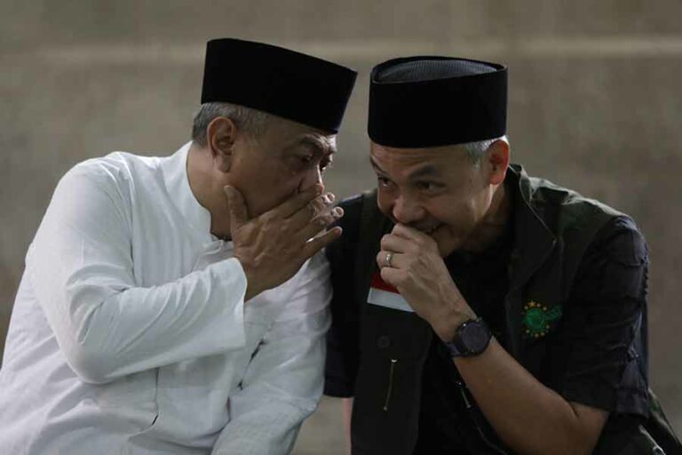 Momen Istimewa, Ganjar Pranowo Terima Rompi dengan Logo NU