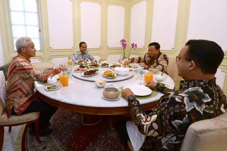 Makan Siang Presiden bareng Tiga Capres, Prabowo: Pertemuan yang Sangat Akrab Presiden Joko Widodo saat menikmati makan siang bersama para calon presiden, Ganjar Pranowo, Anies Baswedan, dan Prabowo Subianto, di Istana Merdeka, Jakarta