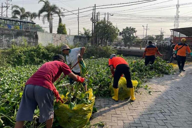 Gubernur Khofifah Ajak Mitigasi Kesiapsiagaan Banjir dengan Aksi Bersih-Bersih Sungai