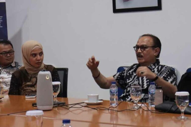 Diskusi Ancaman Matinya Demokrasi Indonesia, Eros Djarot: Masalah yang Ada Makin Kompleks Eros Djarot (kanan)