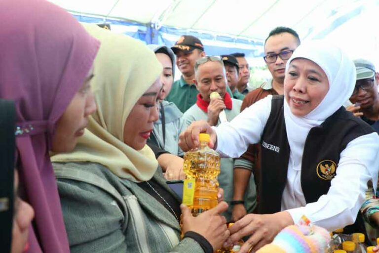 Gubernur Khofifah Gelar Operasi Pasar Murah di Pamekasan untuk Perkuat Daya Beli Masyarakat