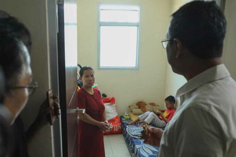 Pj. Gubernur DKI Sambang Rusunawa Nagrak, Bahas Peningkatan Kebutuhan Dasar dan Fasilitas Pj. Gubernur DKI Heru Budi Hartono berdialog dengan salah satu warga Rusunawa Nagrak di Marunda, Cilincing, Jakarta Utara