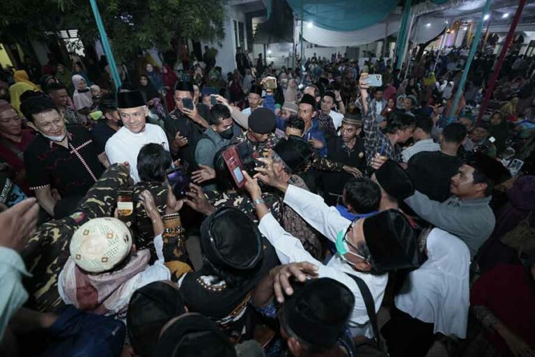 Hadiri Haul Syech Abdul Qadir Jailani di Lampung, Ganjar Singgung UU Pesantren Ganjar Pranowo menyapa ribu jamaah dari berbagai daerah di Sumatra, saat menghadiri acara Haul Syech Abdul Qadir Al Jailani di Ponpes Roudlotussholihin, Purwosari, Kecamatan Padang Ratu, Kabupaten Lampung Tengah.