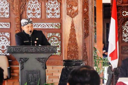 Bupati Semarang: Pungutan Ilegal bisa Sebabkan Kasus Putus Sekolah Sosialisasi Unit Pemberantasan Pungutan (UPP) di depan seratus kepala sekolah menengah pertama di Pendapa Rumah Dinas Bupati Semarang, Ungaran (foto: Dok Humas Pemkab Semarang)