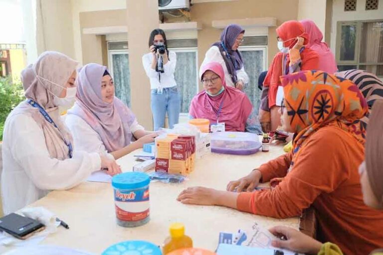 FK Unair Membawa Edukasi Pencegahan Kanker Kulit ke Masyarakat Pesisir Tim dari Departemen Kesehatan Kulit dan Kelamin FK Unair saat melakukan edukasi pencegahan kanker kulit pada masyarakat