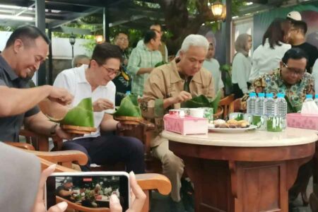 Usai Tes Kesehatan di RSPAD, Ganjar dan Mahfud MD Nikmati Pecel Pincuk