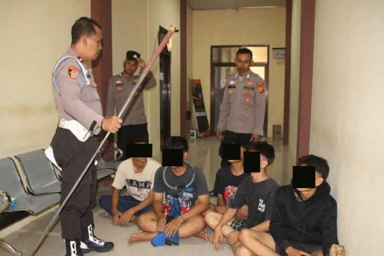 Polisi Cegah Tawuran di Pringsewu Lampung, Lima Pelajar Diamankan Polisi sedang menggali informasi terkait barang bukti yang ditemukan di lokasi tawuran (foto: Dok Humas Polri)