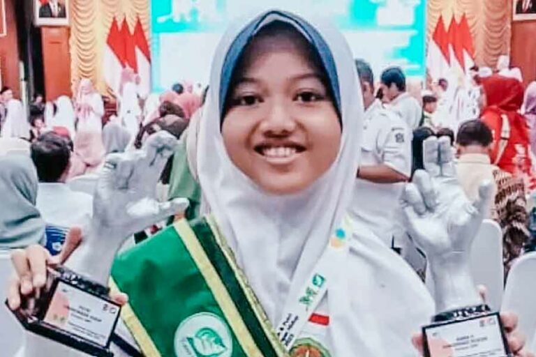 Sempat Geluti Proyek Zero Organic Waste, Eveline Raih Tiga Penghargaan dalam Event Lingkungan Eveline Anuriyadin, siswi Madrasah Tsanawiyah Negeri 3 Kota Surabaya, peraih tiga gelar juara dalam event Pangeran Puteri Lingkungan Hidup 2023 (foto: Dok Kemenag)