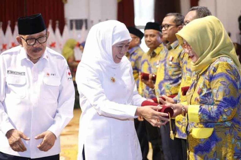 Gubernur Khofifah Serahkan Penghargaan untuk 525 Pendonor Darah Sukarela Gubernur Khofifah memberikan apresiasi dan ucapan terima kasih kepada para pendonor
