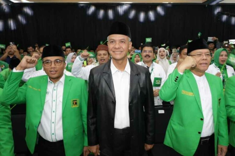 Ganjar Pranowo Berkomitmen Menerapkan Keberhasilan Baznas Jateng ke Tingkat Nasional Ganjar Pranowo saat menghadiri Workshop Nasional Anggota DPRD Fraksi PPP se-Indonesia di Jakarta