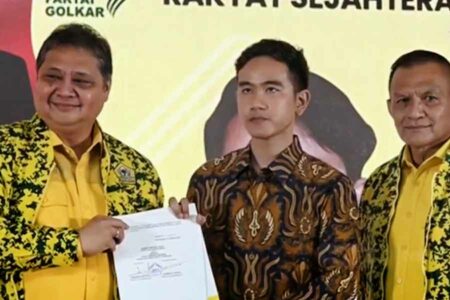 Tanggapi Usulan sebagai Cawapres Prabowo, Ini yang Dilakukan Gibran Gibran Rakabuming Raka saat tiba di DPP Partai Golkar