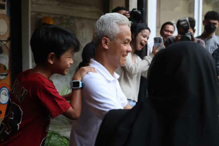 Saat Ganjar Pranowo Dapat Pijatan Istimewa dari Gibran Momen Ganjar Pranowo saat dapat pijatan dari Gibran di Jakarta Selatan