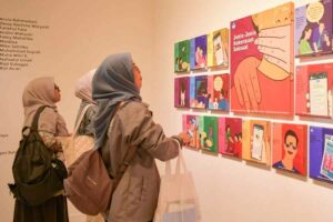 Pameran POD.KeS, Peringatan Dua Tahun Implementasi PPPKS di Perguruan Tinggi Pengunjung menikmati karya visual dalam POD.KeS gelaran Puspeka Kemendikbudristek