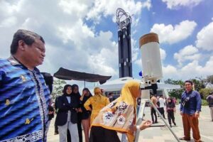 FMIPA Universitas Tanjungpura Gelar Pojok Sains Edukasi Fenomena Kulminasi di Tugu Khatulistiwa Pengunjung antusias melihat matahari langsung menggunakan teleskop. (foto: Dok PPID FMIPA UNTAN)