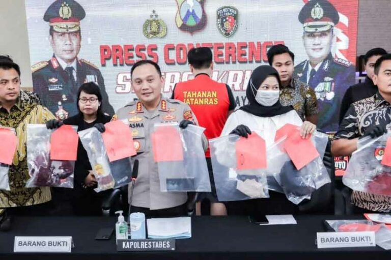 Aksi Kekerasan Berujung Maut, Anak Anggota DPR RI Terancam Penjara 15 tahun Kapolrestabes Surabaya ketika menunjukan berbagai barang bukti