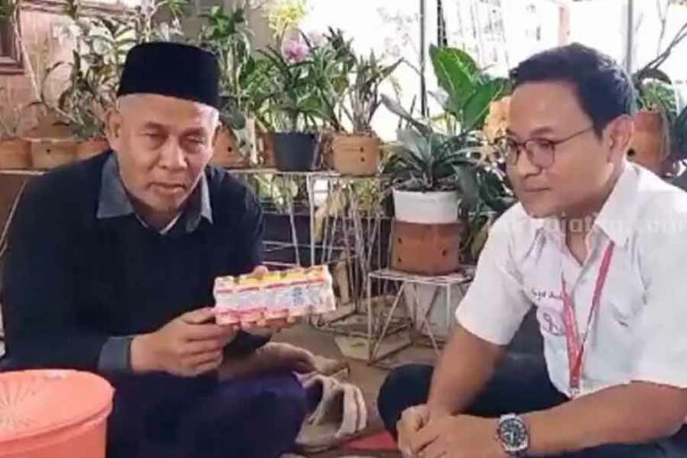 Ketua PWNU Jawa Timur: Produk Yakult Terbukti Halal dan Aman untuk Dikonsumsi Tangkapan layar video berisi KH Marzuqi Mustamar saat menunjukkan Yakult tidak mengandung unsur karmin dalam produknya.