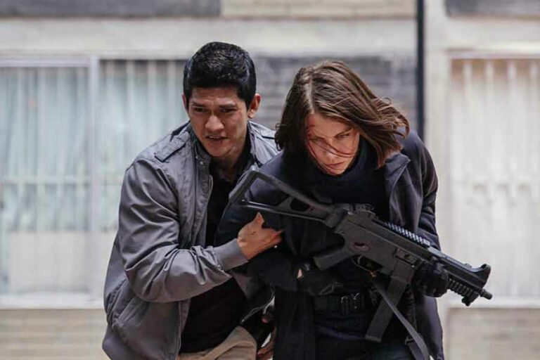 Sinopsis Mile 22 (2018), Film Aksi Mark Wahlberg dan Iko Uwais Iko Uwais dan Lauren Cohan dalam sebuah adegan di Mile 22 (2018)