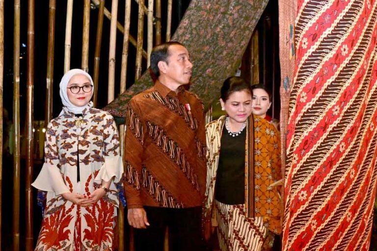 Lewat Istana Berbatik 2023, Presiden Jokowi Ajak Masyarakat Bangga Budaya Indonesia Presiden Jokowi bersama Iriana Joko Widodo saat menghadiri pagelaran Istana Berbatik di depan Istana Merdeka, Jakarta (foto: Dok BPMI Setpres)