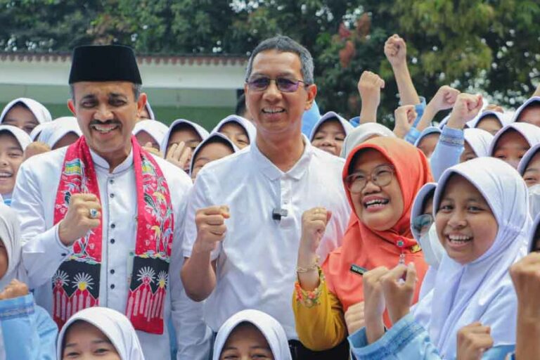 Setelah Setahun Pimpin Jakarta, Heru: Keputusan Lanjut Tidaknya Tergantung Mendagri Penjabat (Pj.) Gubernur DKI Jakarta Heru Budi Hartono saat mengunjungi SMP Negeri 193, Kelurahan Ujung Menteng, Cakung, Jakarta Timur