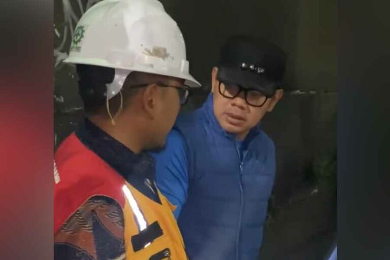 Jembatan Cibalok di Kota Bogor Ambles, Rekayasa Lalin Diberlakukan Wali Kota Bima Arya saat meninjau lokasi dan melakukan koordinasi dengan petugas