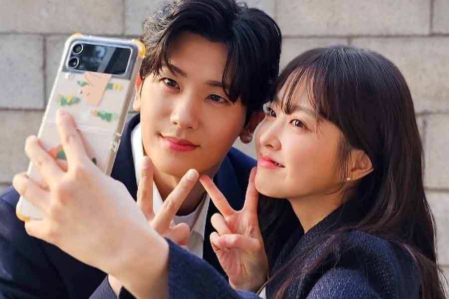 Foto Park Hyung Sik dan Park Bo Young saat selfie di lokasi syuting yang kemudian dibagikan di akun IG mereka