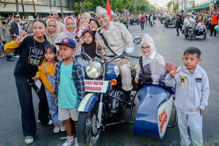 Parade Surabaya Juang 2023, Tradisi dan Kebersamaan untuk Peringati Hari Pahlawan Wali Kota Surabaya berforo bersama warga di tengah acara Parade Surabaya Juang 2023