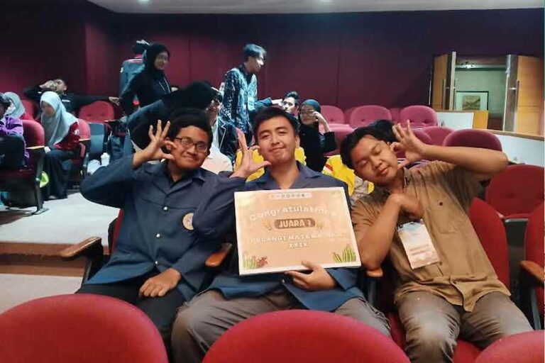 Tiga Mahasiswa FST UNAIR Raih Juara II pada OSN Matematika Dari kiri, Muhammad Iqbal Maulana, Sakha Nasta Putra Mahendra, dan Diki Fernandi, Mahasiswa FST UNAIR. (Foto: Istimewa).