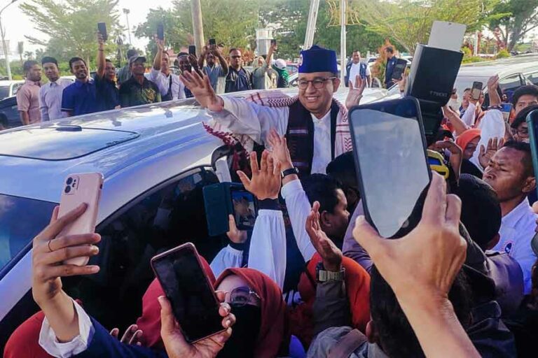 Kunjungi Aceh, Anies Baswedan Disambut Meriah Parpol Koalisi dan Simpatisan Anies Baswedan menyapa pendukungnya di Aceh