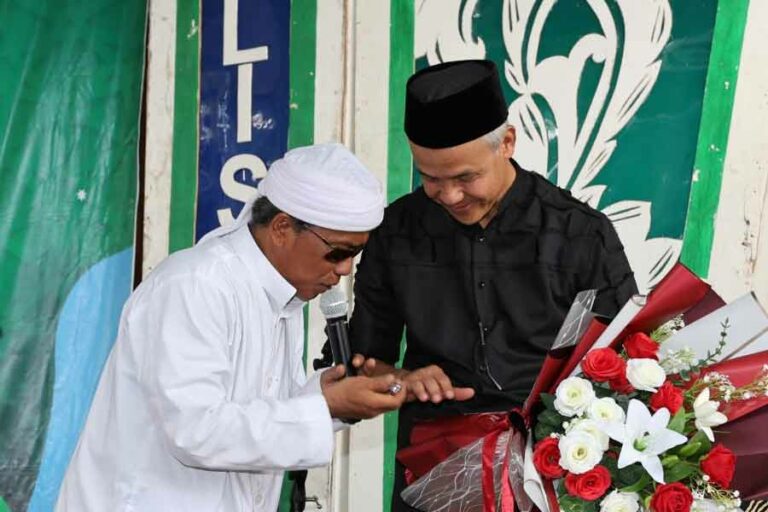 Kiai Sumsel Berikan Cincin dari Ulama Tunisia kepada Ganjar Pranowo