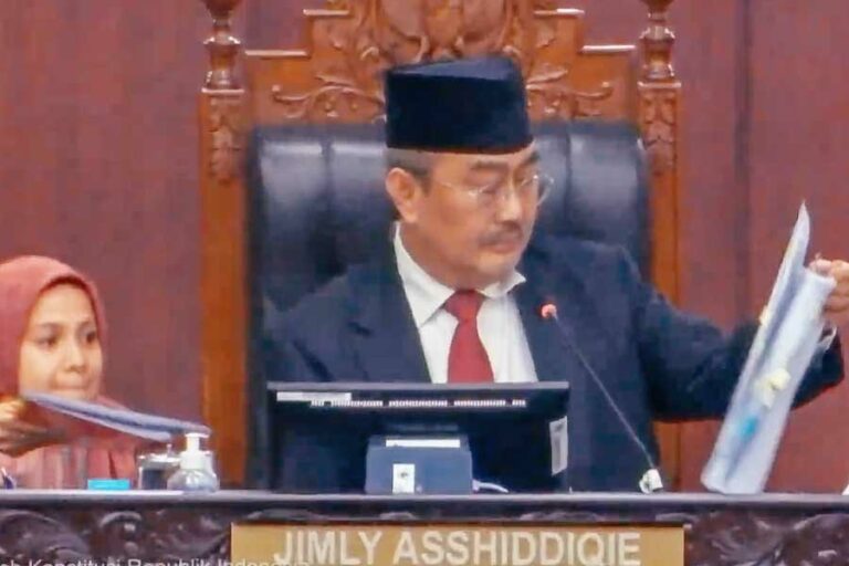 MKMK Jatuhkan Sanksi Teguran Lisan pada Enam Hakim Konstitusi atas Pelanggaran Kode Etik Ketua Majelis Kehormatan Mahkamah Konstitusi (MKMK) Jimly Asshiddiqie saat membacakan keputusan di Gedung Mahkamah Konstitusi RI, Selasa (7/11/2023).