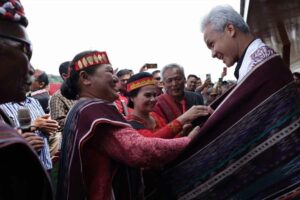 Ganjar Pranowo Raih Dukungan Warga dan Tokoh Adat Batak di Tapanuli Utara