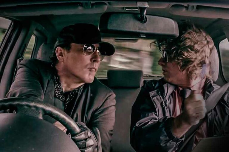 Sinopsis Drive Hard (2014), Saat Instruktur Balap Mobil Terlibat Kejahatan tanpa Sengaja Aksi John Cusack dan Thomas Jane dalam Drive Hard (2014)