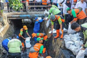 Hadapi Musim Hujan, Pj. Gubernur Heru Budi Hartono Pimpin Kerja Bakti Bersihkan Sungai
