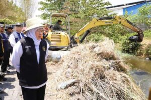 Persiapan Hadapi Hujan, Gubernur Khofifah Ajak Lakukan Pengerukan Sungai