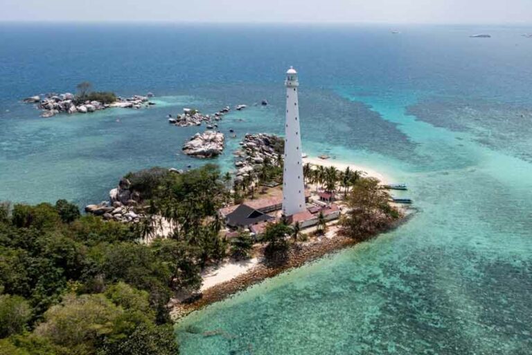 Wisata Pulau Lengkuas, Paduan Pantai Indah dan Bangunan Bersejarah Mercusuar Lengkuas terletak di sisi barat pulau yang masih berdiri megah (foto: Dok Kemenparekraf)