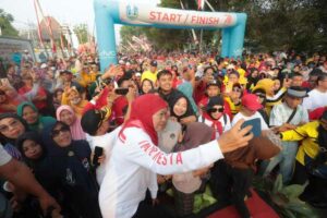 Rayakan HUT Provinsi Jawa Timur, Ribuan Warga Bojonegoro Ikuti Jalan Sehat Bareng Gubernur Khofifah