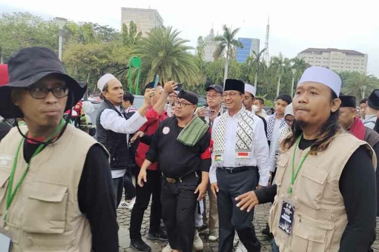 Anies Baswedan dan Keluarga Ikut Aksi Akbar di Monas untuk Dukung Palestina