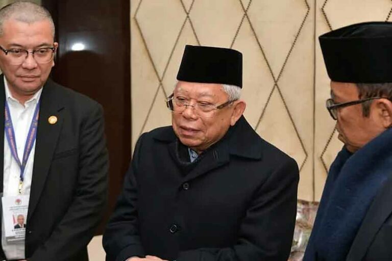 Wapres Ma’ruf Amin Tekankan Pentingnya Pemilu 2024 yang Bersih untuk Jamin Legitimasi Pemimpin Wakil Presiden RI KH Ma’ruf Amin saat memberikan keterangan di depan awak media di Lobi Grand Hotel River Park, Bratislava, Slovakia