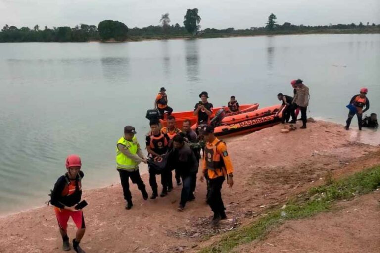 Pelajar SMP Asal Palembang Meninggal Tenggelam di Danau Tanjung Seteko Sejumlah petugas mengevakuasi jenazah pelajar SMP yang tenggelam di Danau Tanjung Seteko (foto: Dok Humas Polri)