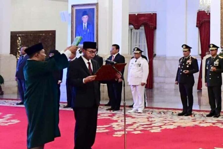 Presiden Jokowi Saksikan Pengambilan Sumpah Nawawi Pomolango Sebagai Ketua Sementara KPK Pengambilan sumpah Nawawi Pomolango sebagai Ketua Sementara KPK masa jabatan tahun 2019-2024 di Istana Negara, Jakarta