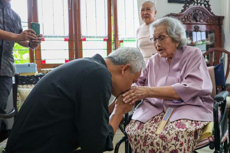 Pertemuan Emosional dengan Meri Hoegeng, Ganjar: Seperti Bertemu Ibu Ganjar Pranowo saat bertemu Meri Hoegeng