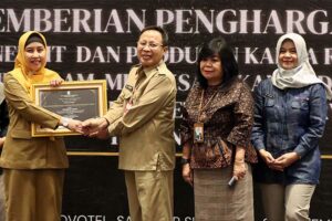 Disperpusip Jatim Apresiasi 13 Penerbit Karya Rekam dengan Penghargaan KCKR Tahun 2023 Diketahui, indikator kinerja utama Disperpusip Jatim salah satunya terkait jumlah persentase penerbit dan produsen karya rekam yang telah menyerahkan hasil KCKR