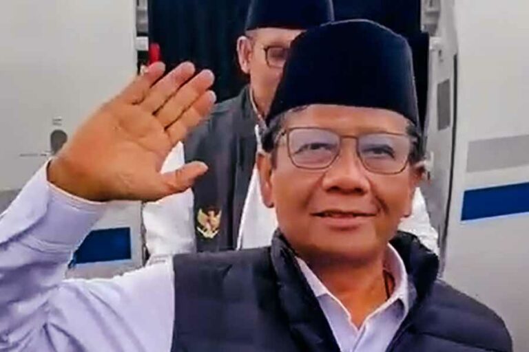Hari Pertama Kampanye: Mahfud MD dan Cak Imin Tancap Gas, Prabowo dan Gibran Masih Ngantor Mahfud MD memulai hari pertama kampanye dari Sabang