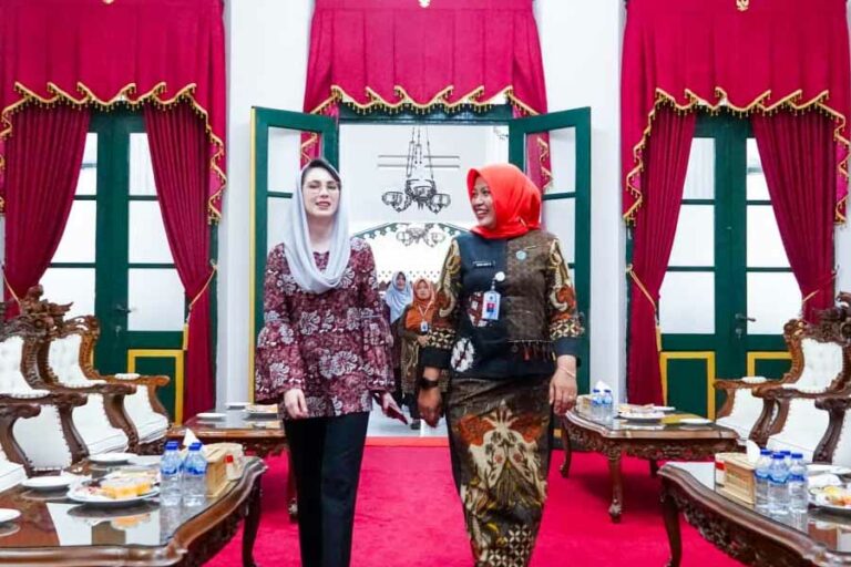 Ketua TP PKK Jawa Timur Arumi Bachsin Kunjungi Wonosobo untuk Studi Banding Program Unggulan Ketua Tim Penggerak PKK Provinsi Jawa Timur Arumi Bachsin bersama Ketua TP PKK Kabupaten Wonosobo, Diah Alif Hidayat, di Pendopo Kabupaten Wonosobo.