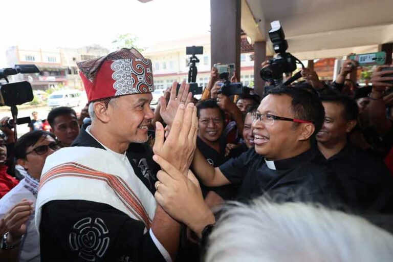 Bertemu Tokoh Agama di Toraja, Ganjar Pranowo Ingatkan Pemerintah Jamin Kebebasan Beribadah Ganjar Pranowo saat bertemu tokoh agama di Tana Toraja