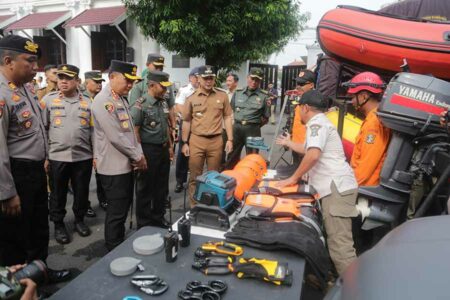 Kota Surabaya Siaga Hadapi Ancaman Bencana Hidrometeorologi Wali Kota Eri Cahyadi bersama Forkopimda Kota Surabaya meninjau kesiapan penanggulangan bencana hidrometeorologi di Lapangan Mapolrestabes Surabaya